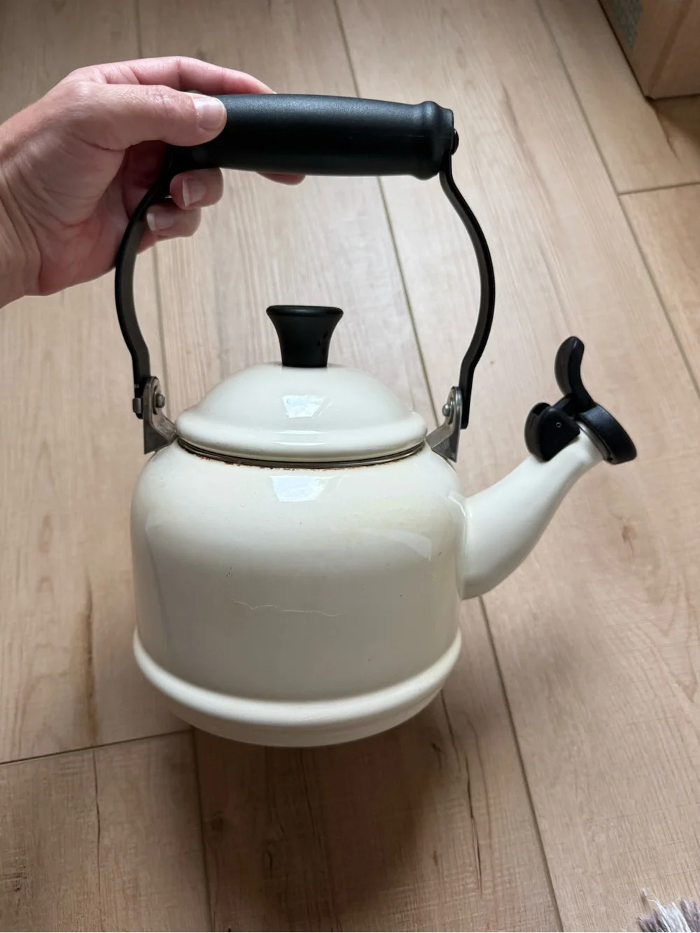 Le Creuset Whistling Tea Kettle Cream